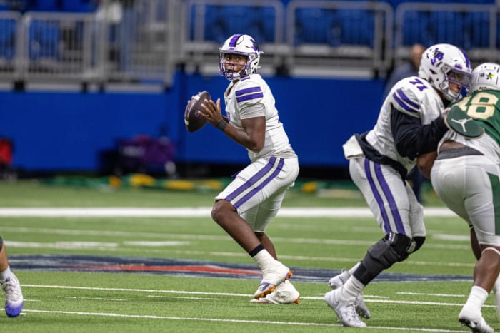 DJ Lagway surveys downfield during Willis' playoff loss to nationally ranked DeSoto.